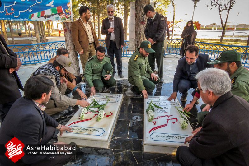 غبار روبی و عطرافشانی قبور شهدای شهر حبیب آباد