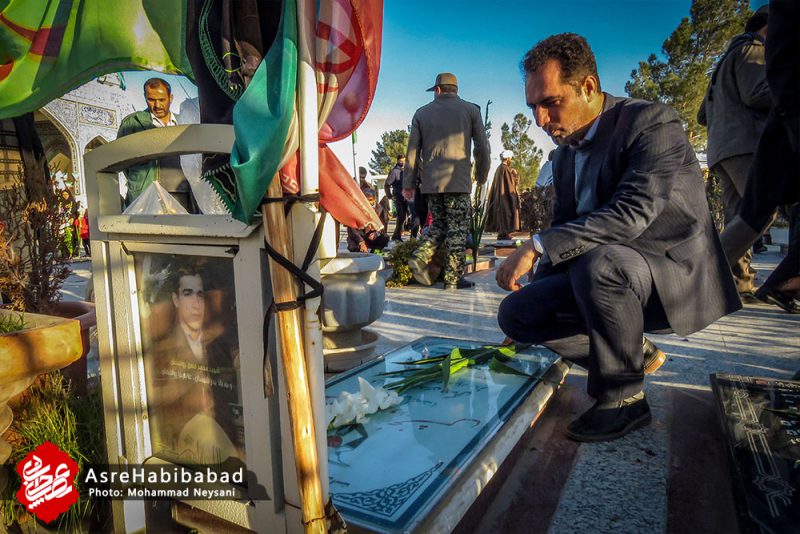 غبار روبی و عطرافشانی قبور شهدای شهر حبیب آباد