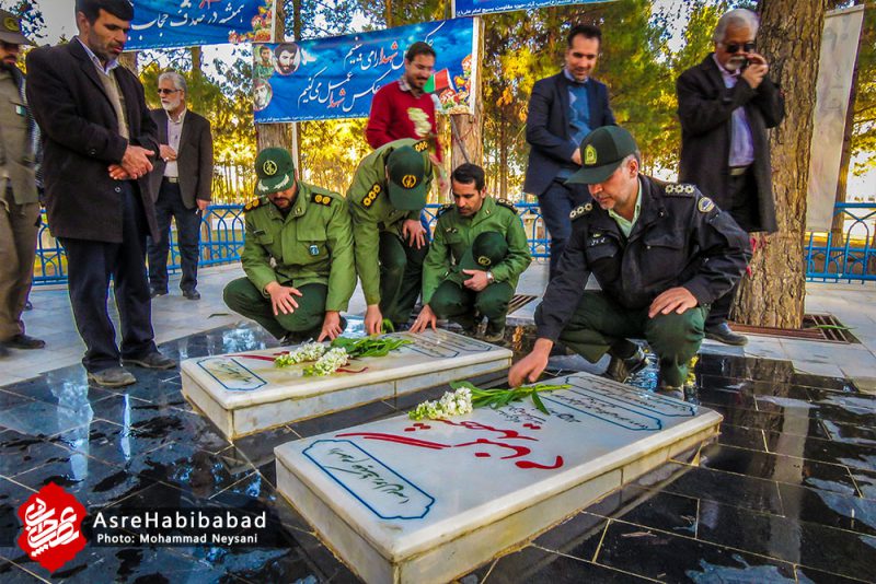 غبار روبی و عطرافشانی قبور شهدای شهر حبیب آباد