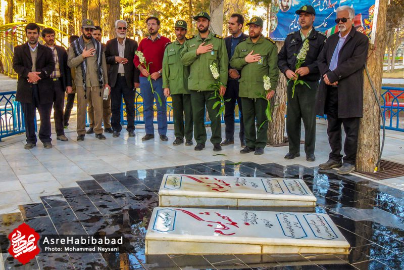 غبار روبی و عطرافشانی قبور شهدای شهر حبیب آباد