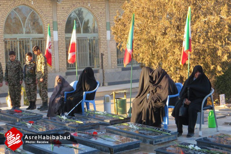 غبار روبی و عطرافشانی قبور شهدای شهر کمشچه