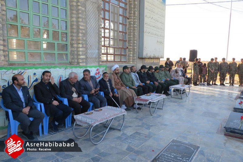غبار روبی و عطرافشانی قبور شهدای شهر کمشچه