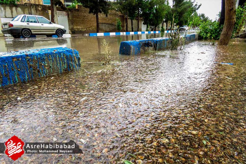 آب گرفتگی معابر حبیب آباد پس از بارش شدید باران