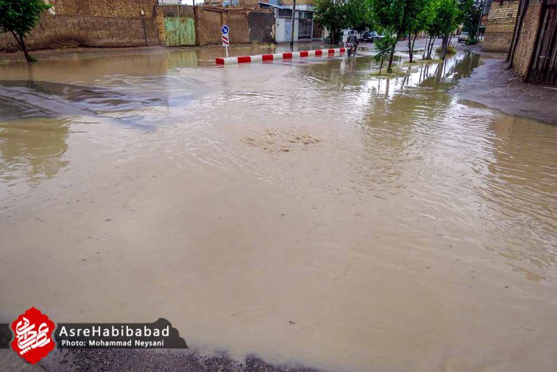 آب گرفتگی معابر حبیب آباد پس از بارش شدید باران