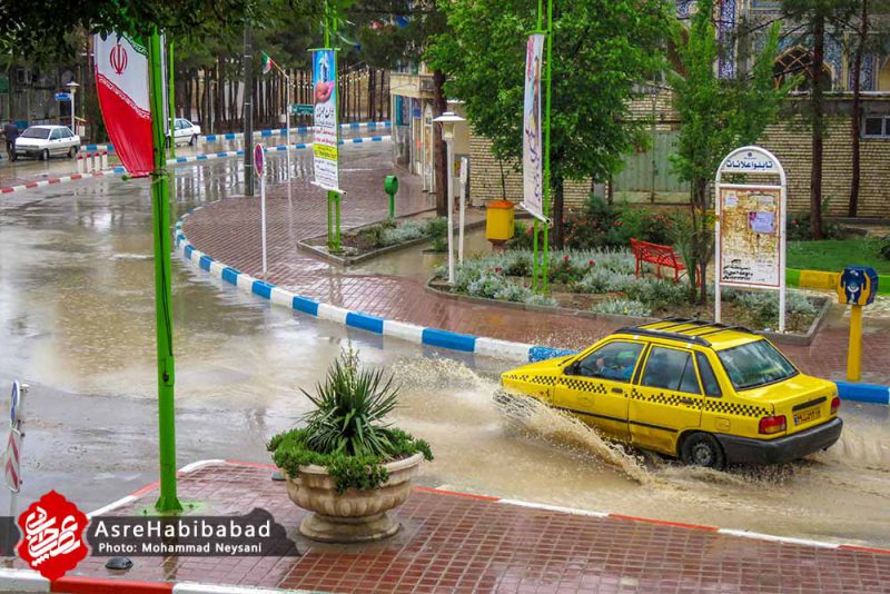 آب گرفتگی معابر حبیب آباد پس از بارش شدید باران