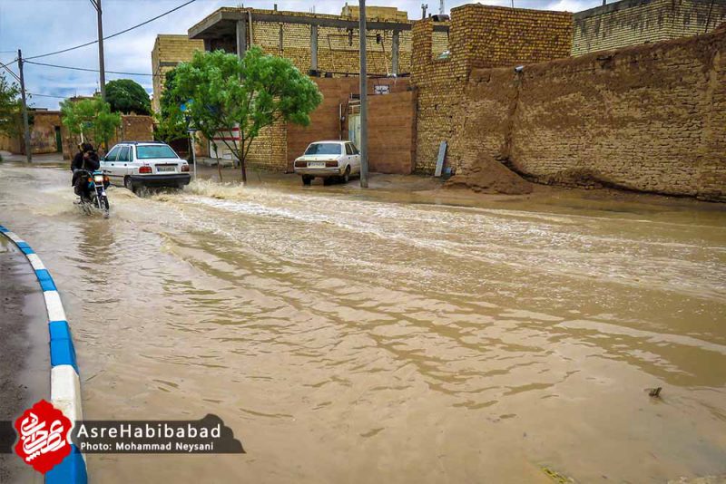 آب گرفتگی معابر حبیب آباد پس از بارش شدید باران