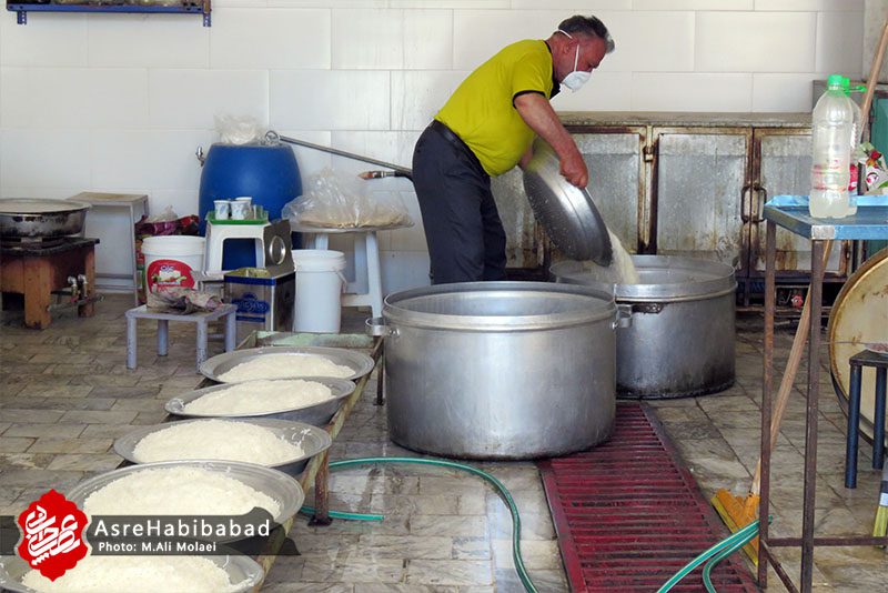 طبخ ۱۲۰۰ پرس غذای گرم در بخش حبیب آباد