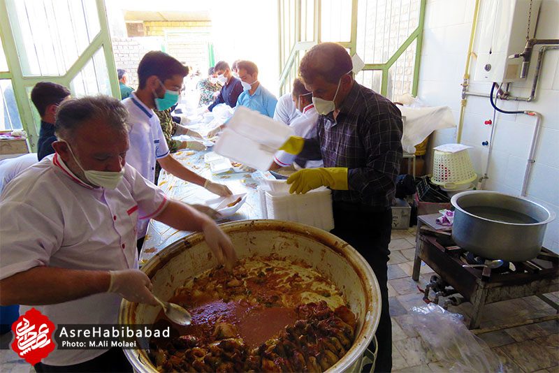 طبخ ۱۲۰۰ پرس غذای گرم در بخش حبیب آباد