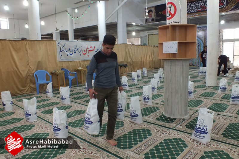 آغاز مرحله دوم نهضت کمک مومنانه در بخش حبیب آباد توزیع 142 بسته مواد غذایی بین نیازمندان