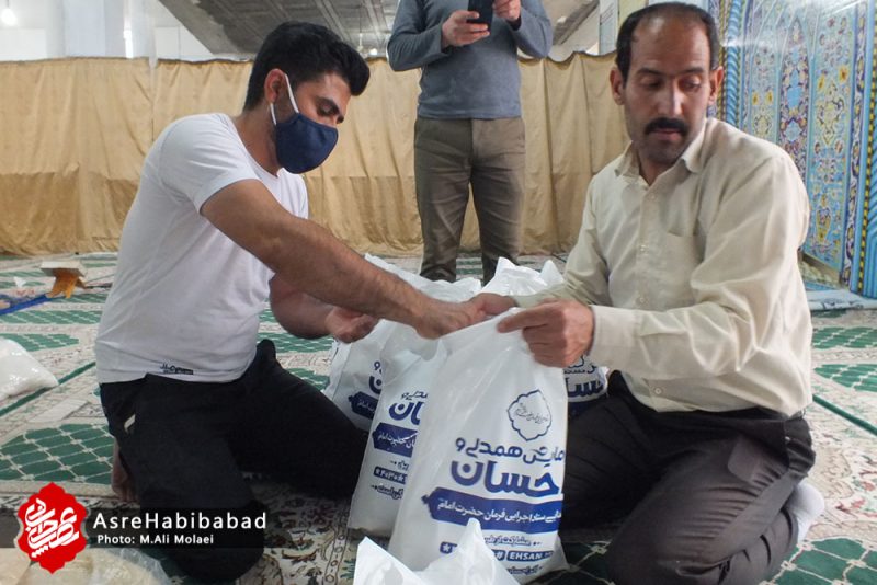 آغاز مرحله دوم نهضت کمک مومنانه در بخش حبیب آباد توزیع 142 بسته مواد غذایی بین نیازمندان