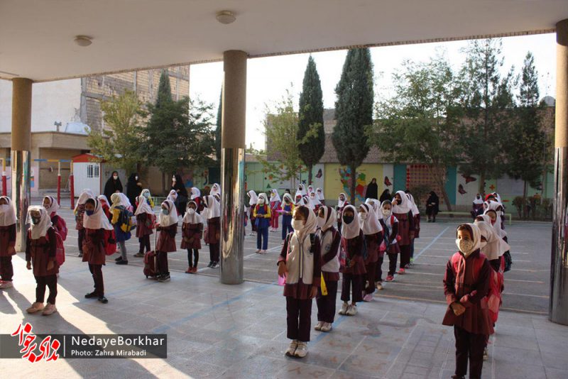 دانش آموزان برخوار درحال رعایت شیوه نامه های بهداشتی
