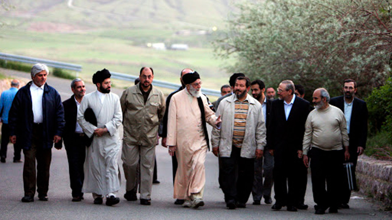 برخورد جالب رهبر انقلاب با دختر و پسر بدحجاب در کوه + فیلم