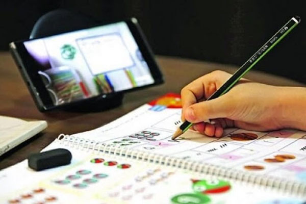 اهدای بیش از ۴۰ تبلت به دانش آموزان نیازمند شهرستان برخوار