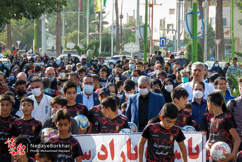 پیاده روی خانوادگی در برخوار
