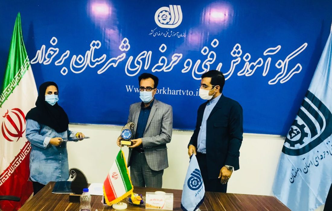 سهولت در دریافت پروانه کسب گلخانه داران برخوار با ارائه دوره های آموزشی