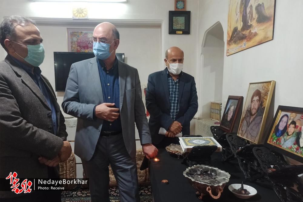 بلاخره قدرت رسانه حریف مسئولان شد/ حضور فرماندار و رئیس بنیاد شهید برخوار در بیت مادر شهید آقاجانیان