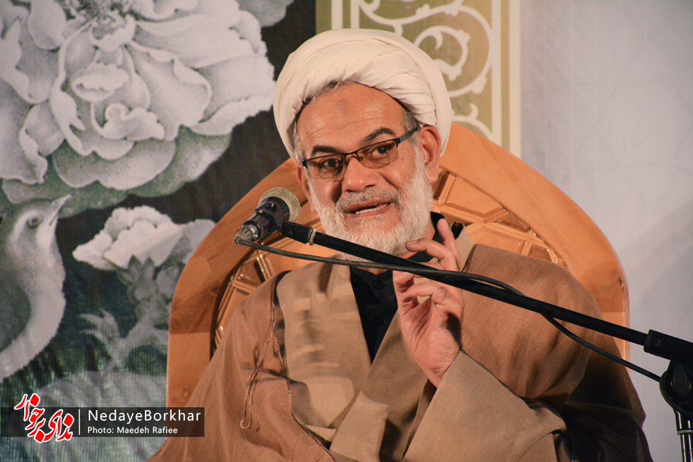 تواضع آیت الله ناصری ایشان را اینگونه عزیز کرده است