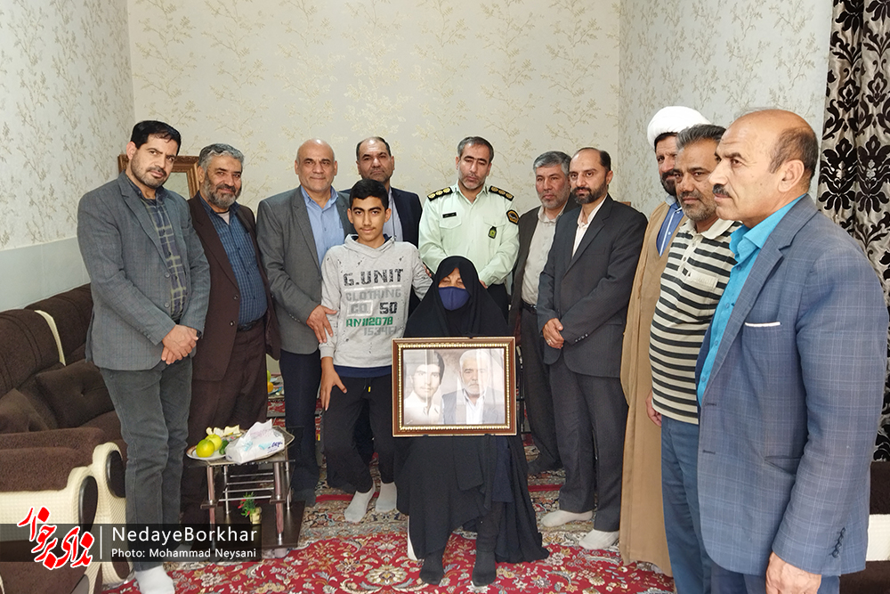 دیدار مسئولین برخوار با خانواده شهیدان بهادرانی و طاهری در دولت آباد + تصاویر