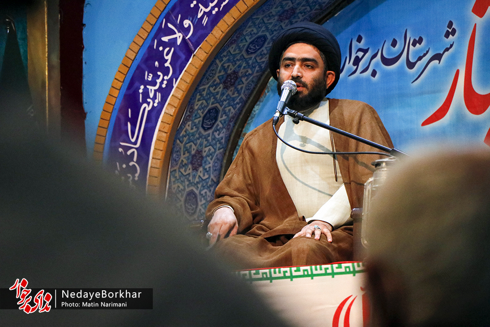 در حوادث اخیر خون شهید مردم را آگاه و حق و باطل را معین کرد