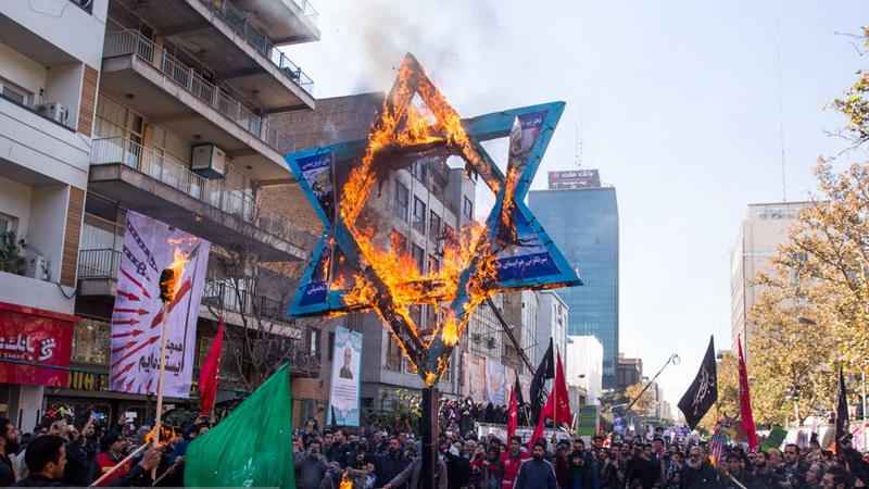 مردم ایران با حضور در راهپیمایی ۱۳ آبان انزجار از استکبار جهانی را فریاد می‌زنند
