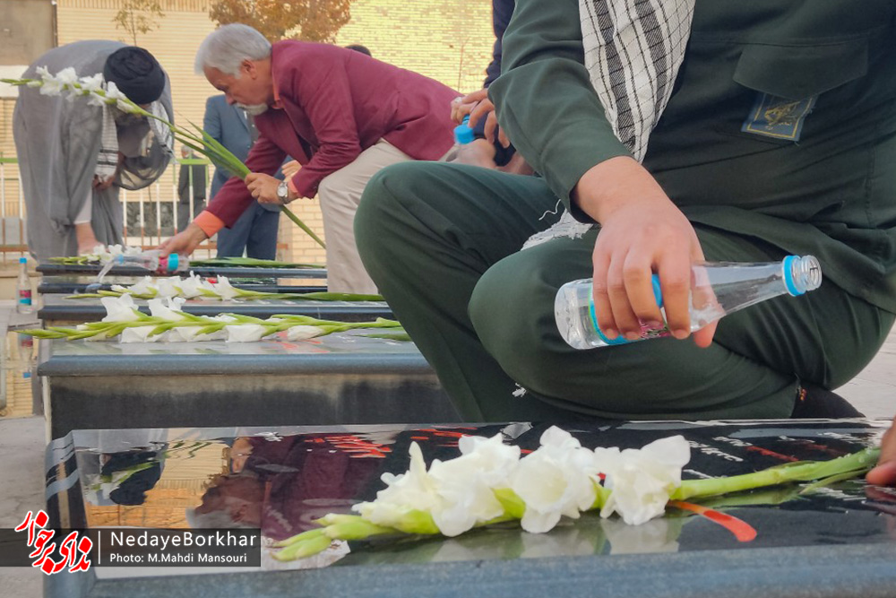 تصاویر | عطرافشانی مزار شهدای شهرستان برخوار به مناسبت هفته بسیج