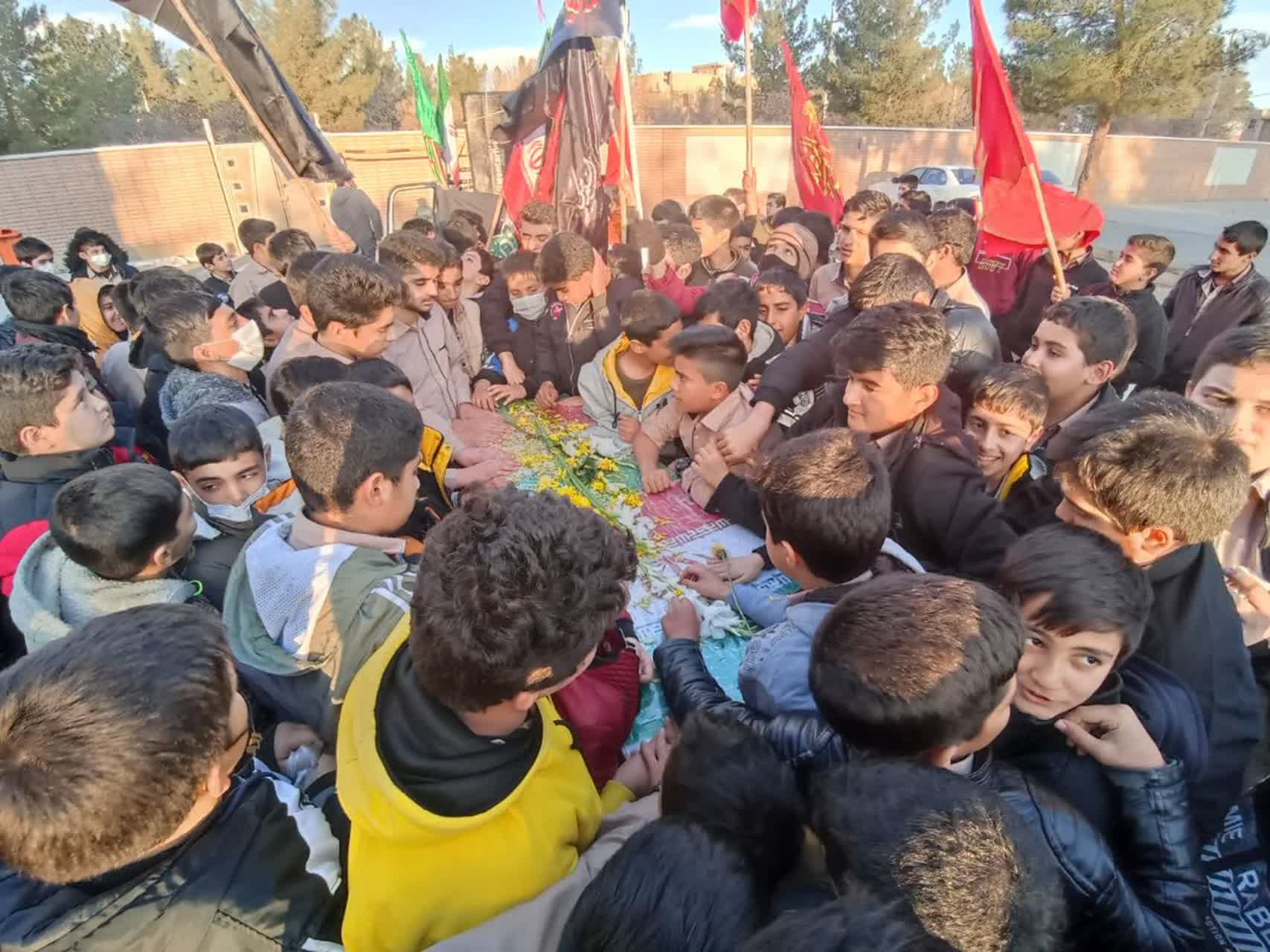 میزبانی بیش از ۲۰ مدرسه برخوار از پیکر شهید گمنام