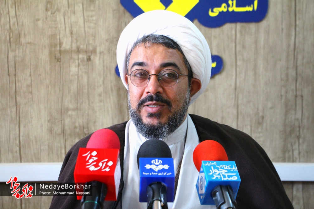 انقلاب اسلامی جبهه حق را تقویت و جبهه باطل را تضعیف کرد
