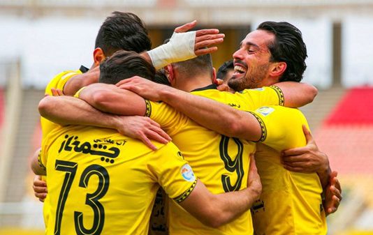 سپاهان با شکست زنیت به استقبال پرسپولیس رفت/ خواندن سرود قهرمانی زردپوشان
