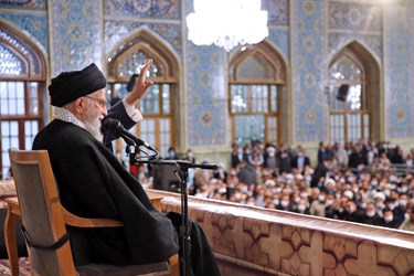 رهبر انقلاب: منظور دشمن از دگرگونی، تغییر هویت جمهوری اسلامی است/ مسائل اساسی باید با افکار عمومی مطرح شود