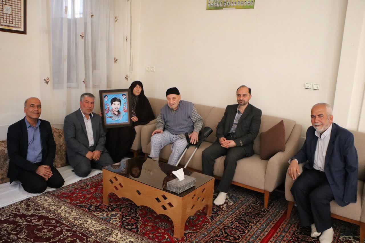 دیدار نوروزی فرماندار برخوار با خانواده شهدا + تصاویر