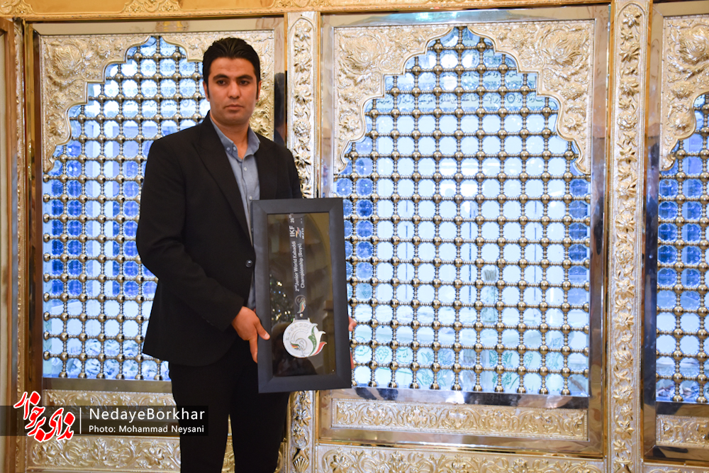 رضا کمالی‌مقدم مدال نقره‌اش را به آستان مقدس امامزاده نرمی اهدا کرد