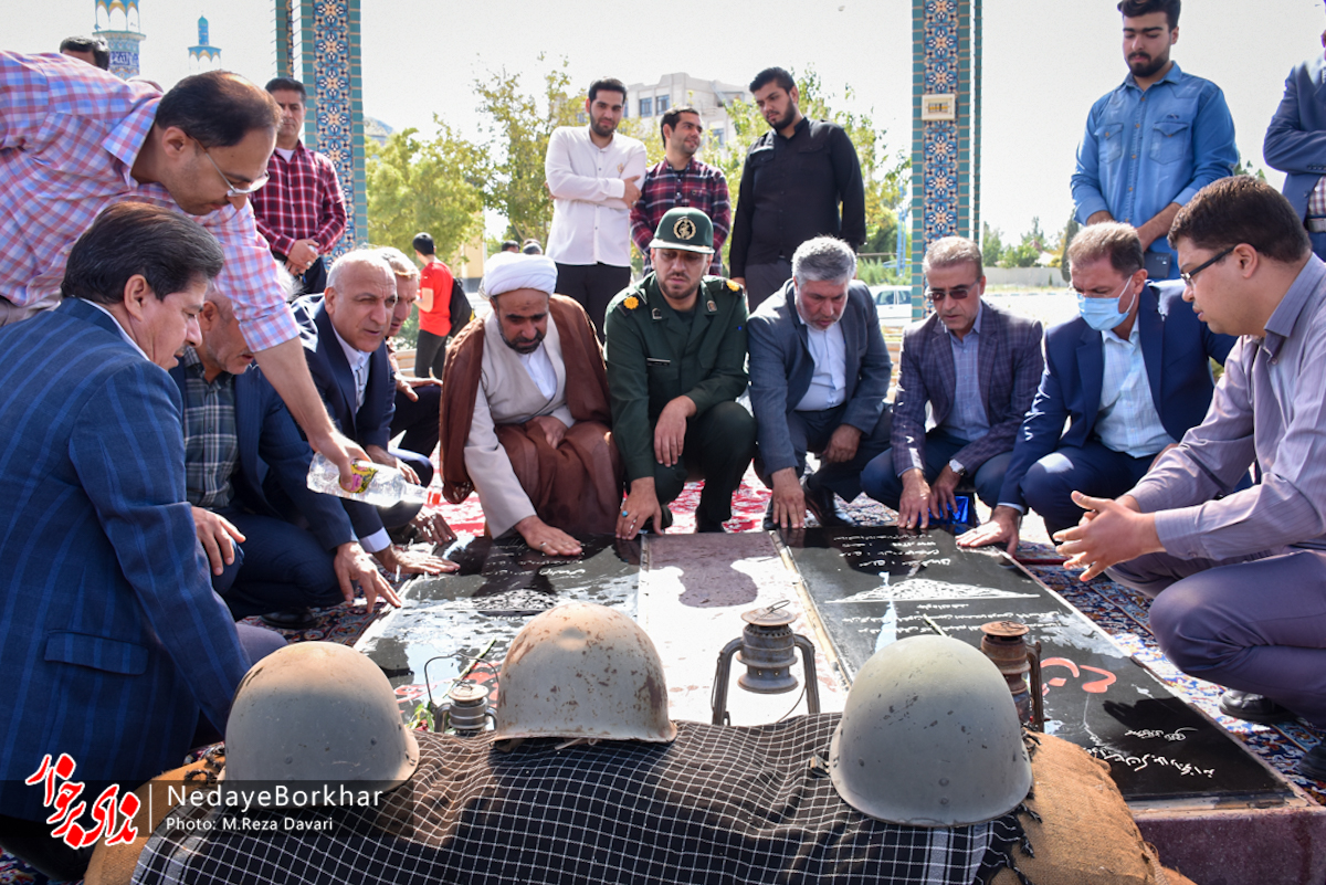عطرافشانی و تجدید میثاق با شهدای گمنام دانشگاه آزاد دولت آباد + تصاویر