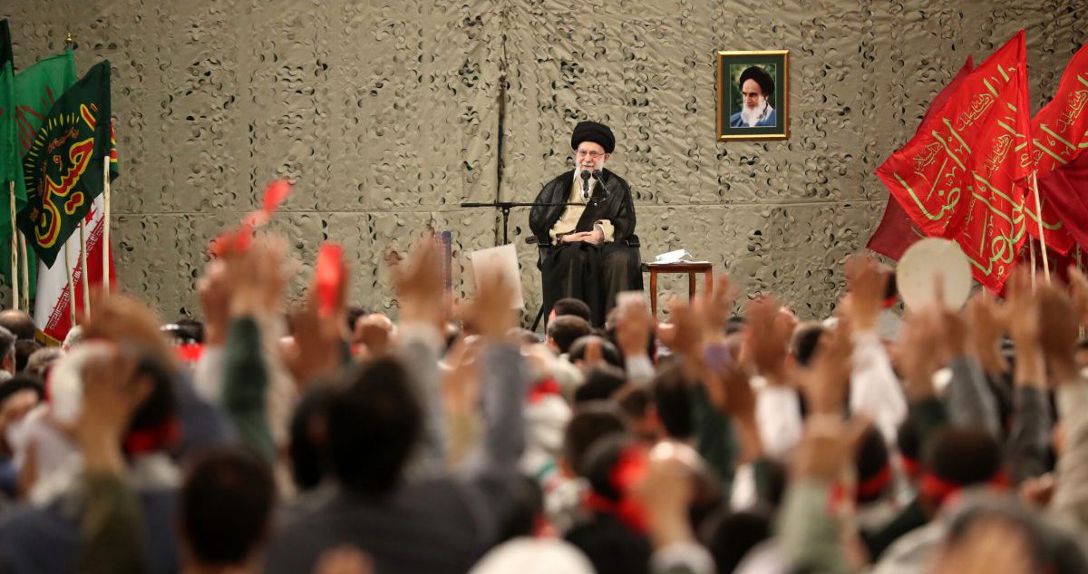 رهبر انقلاب: تمام قدرت‌های دنیا در دفاع مقدس مقابل ما ایستادند