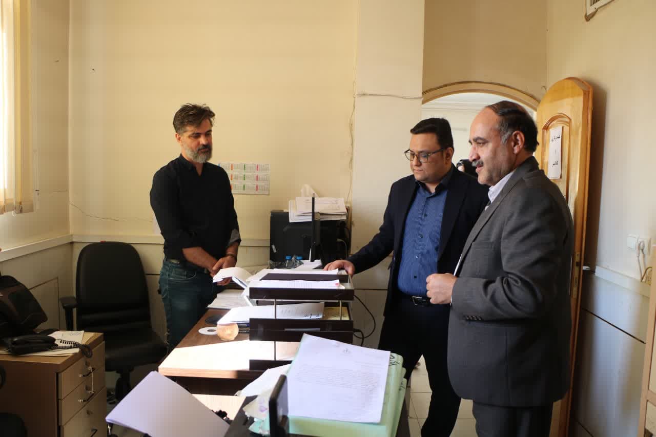 بازدید سرزده معاون فرماندار از اداره ثبت اسناد و املاک برخوار + تصاویر