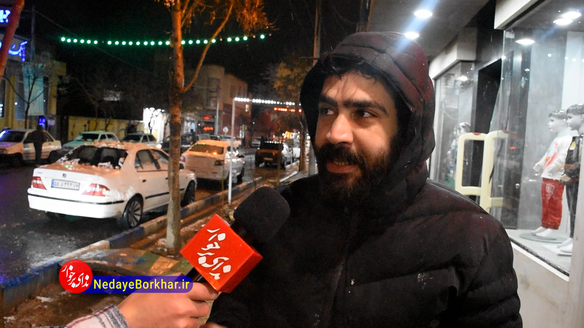 وقتی بارش برف مردم را خوشحال و مشغول برف‌بازی می‌کند+ فیلم