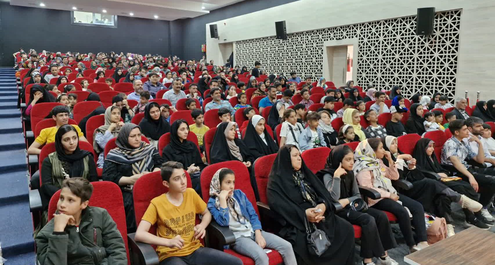 فیلم سینمایی آپاراتچی در برخوار اکران شد+ تصاویر