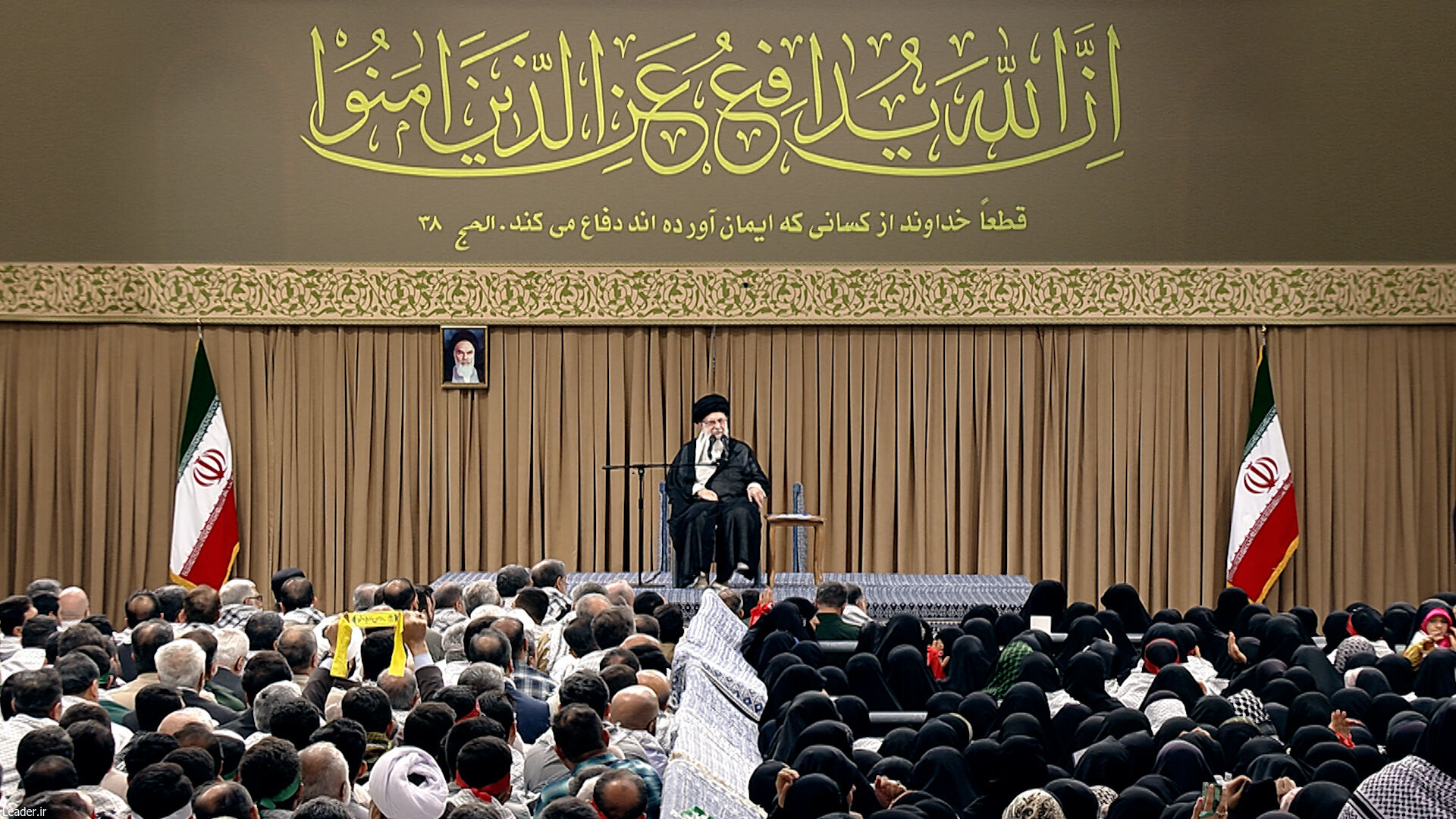رهبر انقلاب: جوان امروز نیاز به دو گزارش توصیفی و تبیینی دفاع مقدس دارد