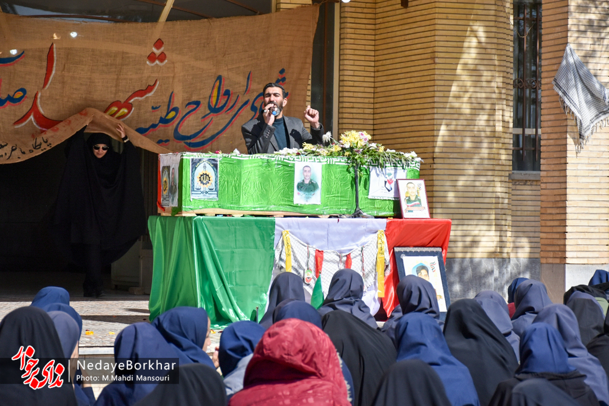 تصاویر| میزبانی دانش‌آموزان شهرستان برخوار از پیکر شهید صالح نوربخش