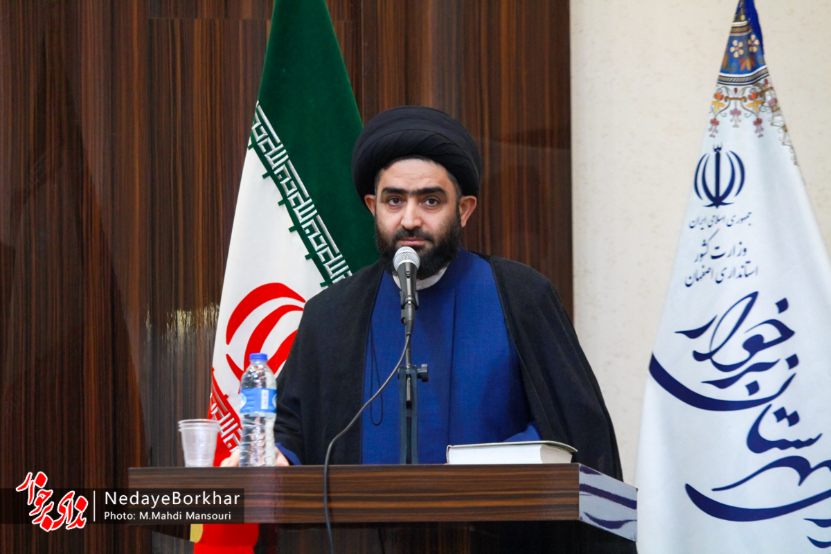 حل مشکلات برخوار نیازمند همت و وفاق مسئولان است