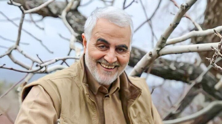 حاج قاسم؛ نماد فداکاری و مقاومت/ چه چیزی او را محبوب دل‌ها کرد؟