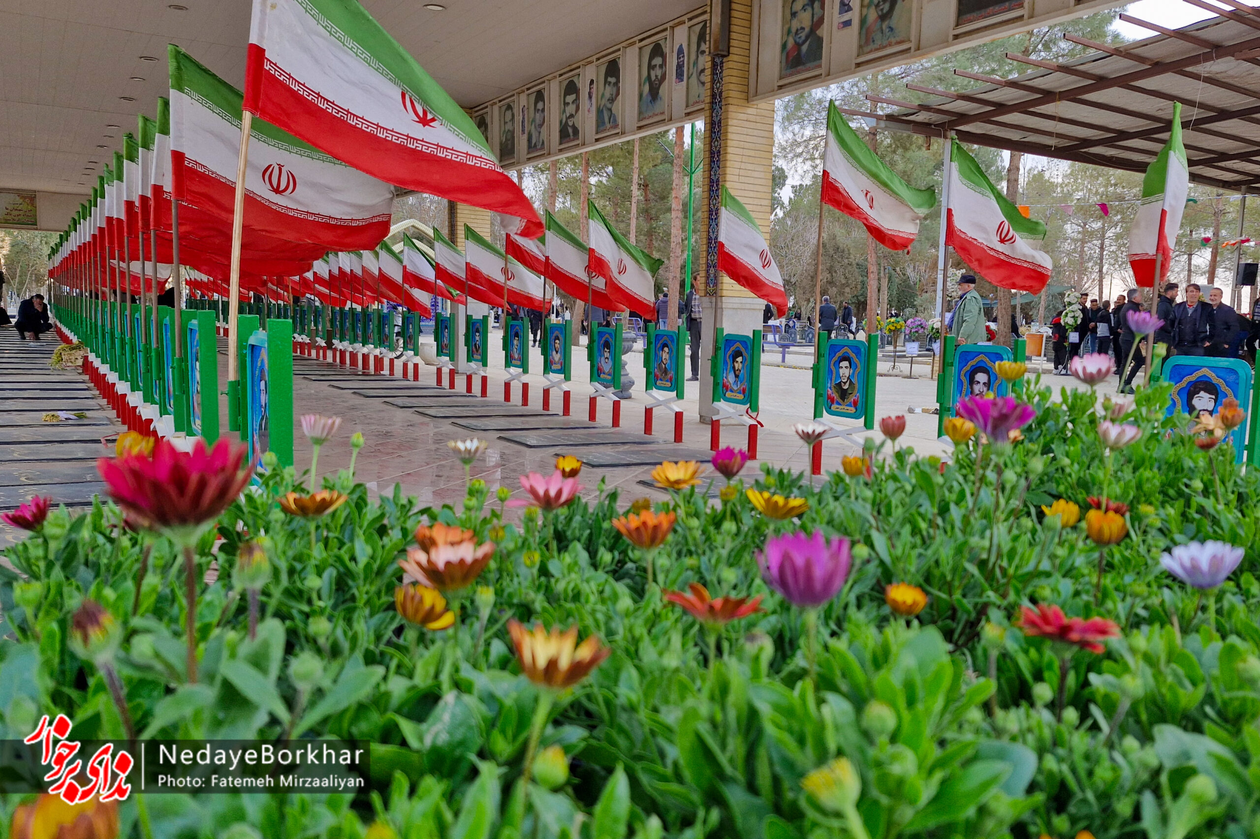 تصاویر| عطرافشانی مزار شهدای شهر دستگرد برخوار به مناسبت دهه فجر