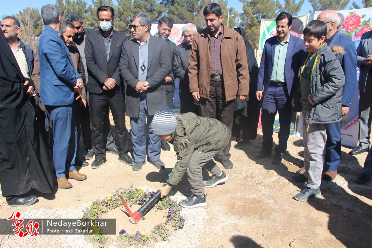 کلنگ‌زنی مدرسه ۹ کلاسه شهید امیر اشرفی در حبیب آباد+ فیلم