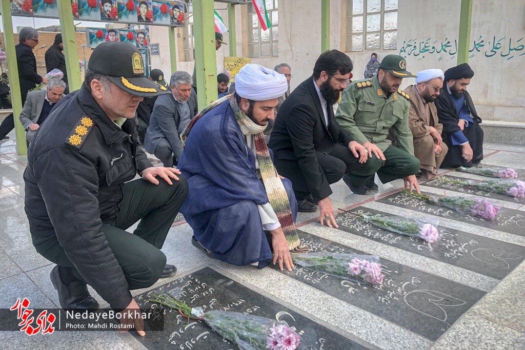 تصاویر| عطرافشانی مزار شهدای دولت آباد به مناسبت دهه فجر