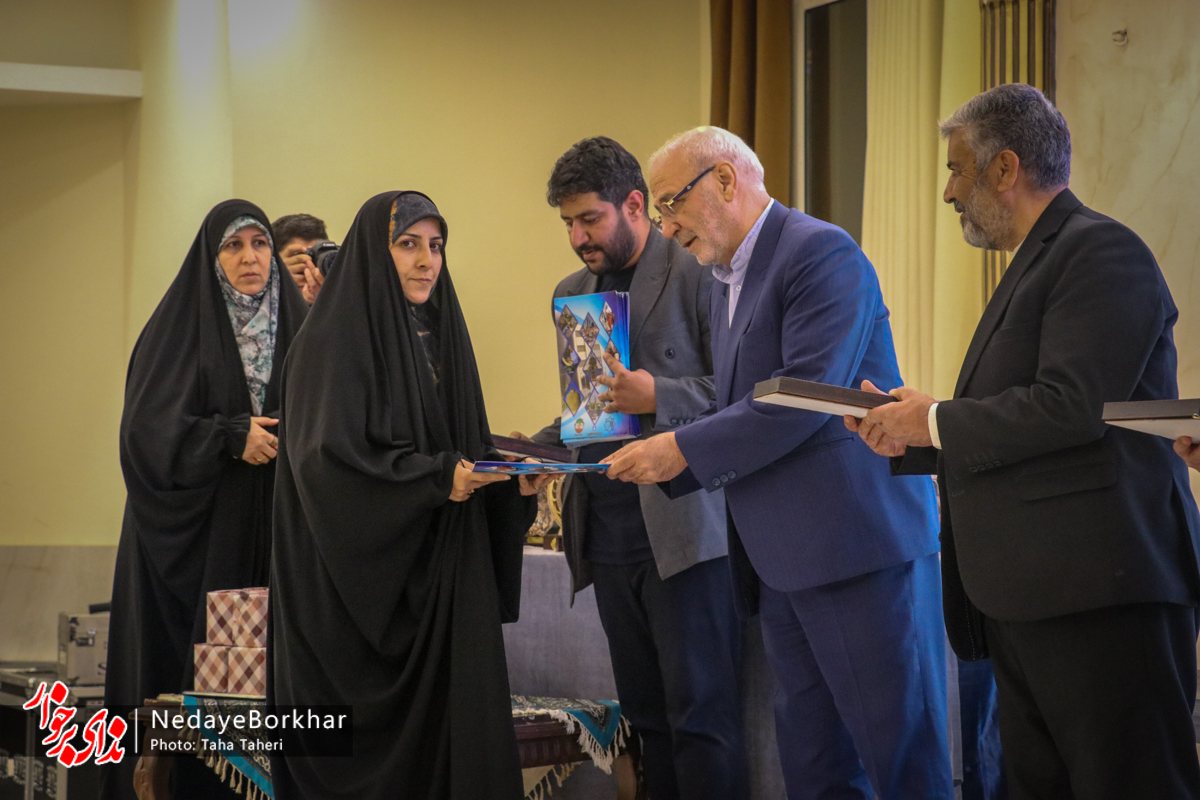 تصاویر| تجلیل از حافظان قرآن برخوار و عوامل برنامه تلویزیونی «اُنس»