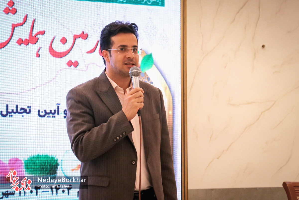 برنامه تلویزیونی انس کاری ابتکاری بود که تحسین‌ها را برانگیخت