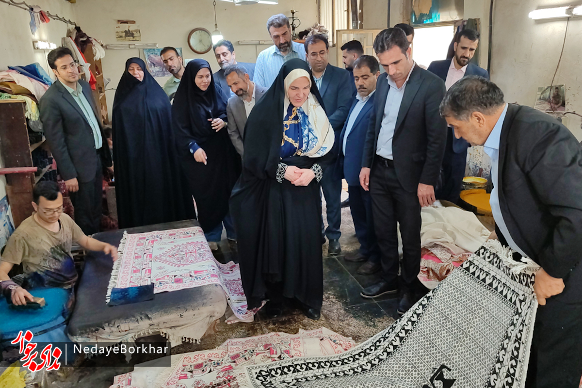 بازدید مشاور رئیس‌جمهور از واحدهای تولید صنایع‌دستی و پوشاک در برخوار+ تصاویر
