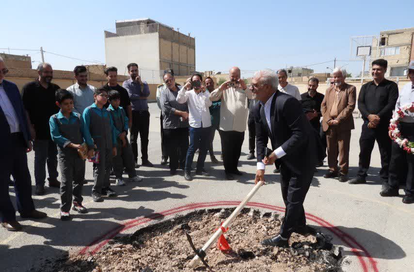 کلنگ‌زنی احداث زمین چمن مصنوعی در شهر دستگرد برخوار+ تصاویر