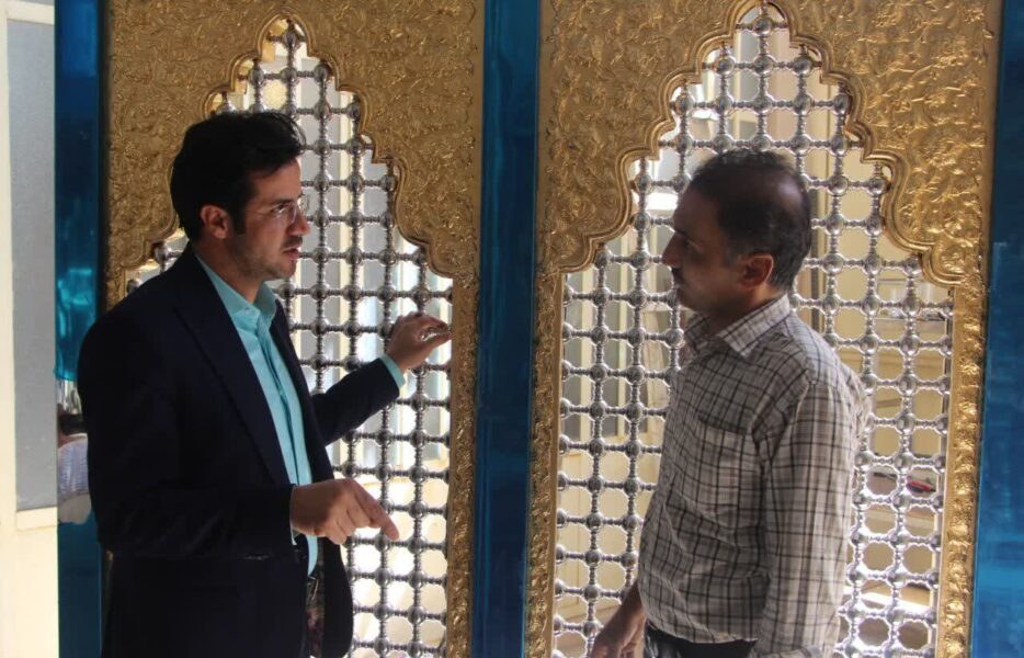 ساخت درب‌های نفیس حرم مطهر بی‌بی شریفه (س) در برخوار+ تصاویر