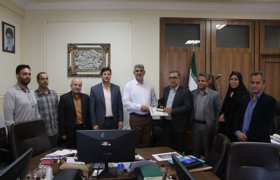 معاون استاندار اصفهان در برخوار مدرسه می‌سازد+ تصاویر