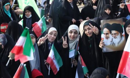 حضور پررنگ زنان ایران؛ از مبارزات انقلاب تا ساخت میهن